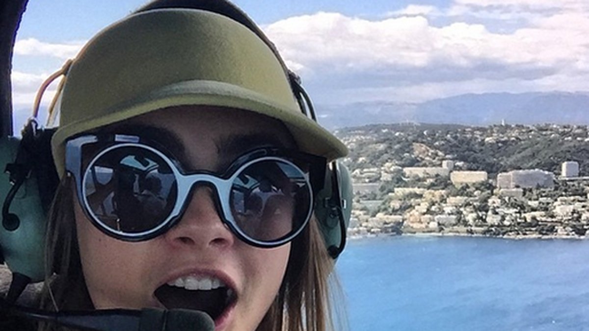 Cara glider i en helikopter över Cannes.